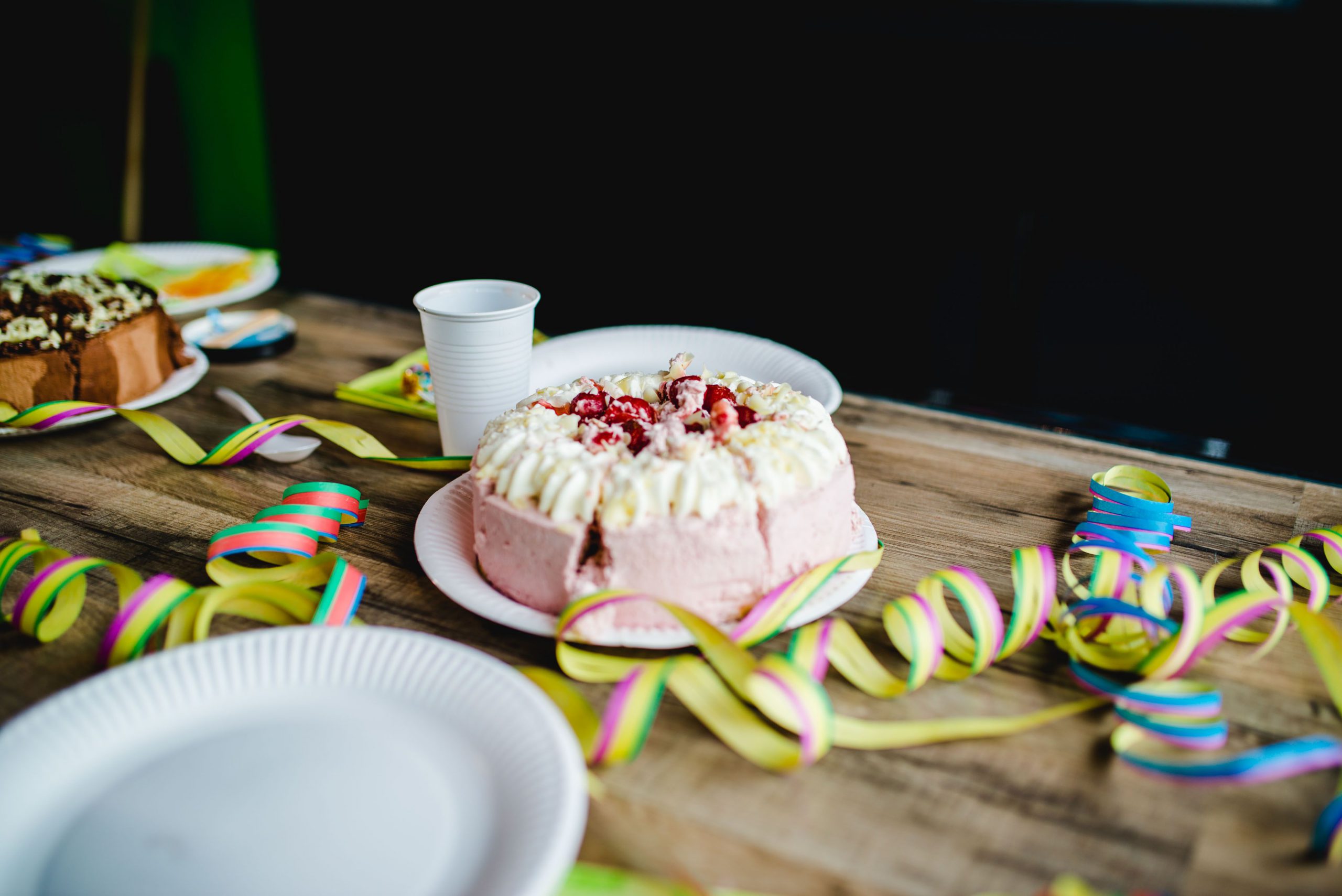 Kibu-Test Tisch-mit-Kuchen-scaled