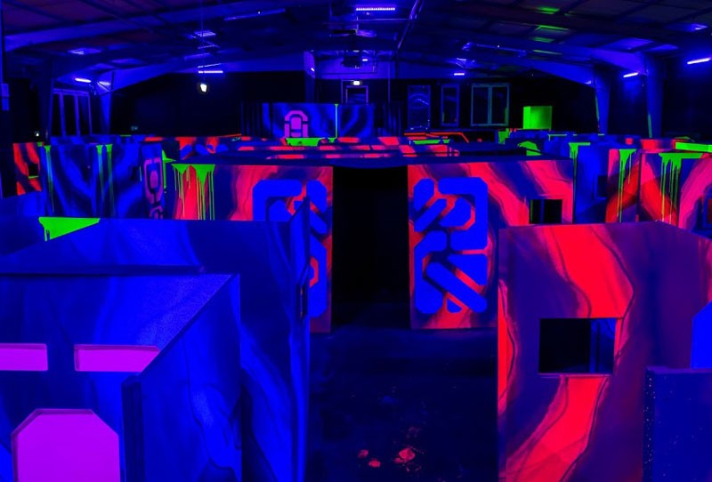 Kindergeburtstag mit LaserTag in Mainz feiern laserzone_bielefeld_lasertag_arena01