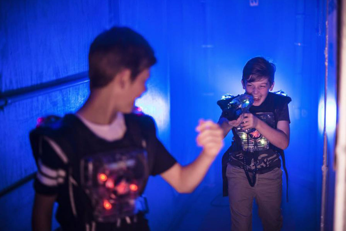 Ist Lasertag sicher? laserzone_duisburg_lasertag_action_1200x800_03