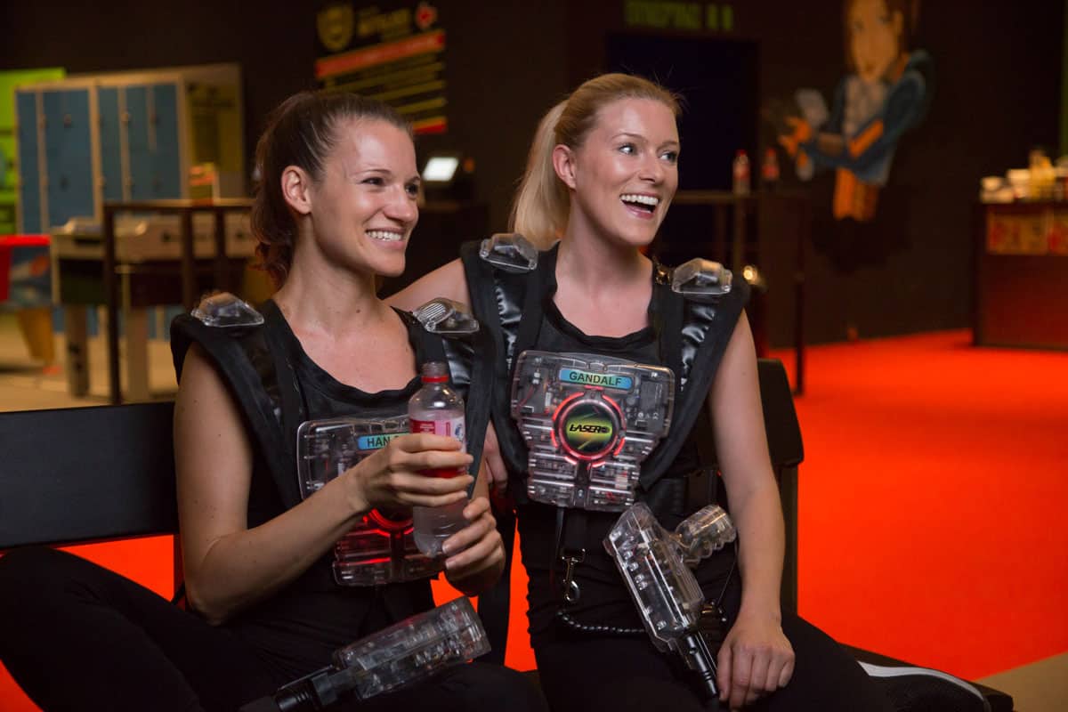 LaserTag Sonderpreis für Bewohner von Remscheid laserzone_frankfurt_lasertag_spielerinnen